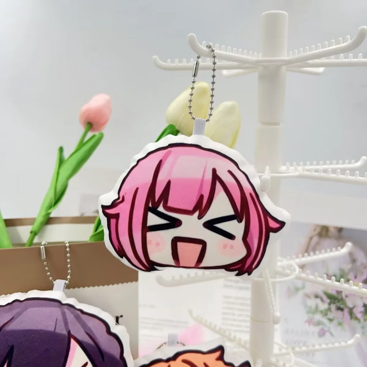 La mercancía "World Project" para los nuevos estudiantes comienza del año escolar presenta un colgante de felpa, almohada, llavero y habilidades sociales.