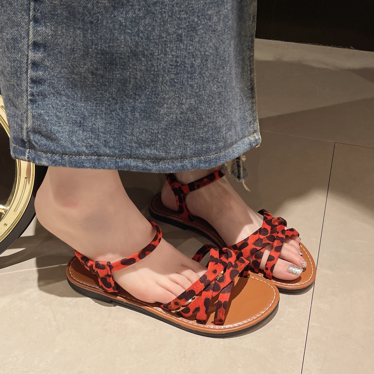 Sandalias planas de leopardo para mujer, zapatos informales cómodos para caminar, chanclas de playa al aire libre, verano, 2024