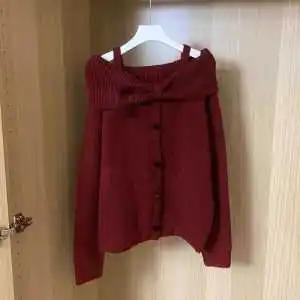 Maglione monospalla dolce stile delicato per donna in maglione coreano autunno e inverno Top con spalle scoperte