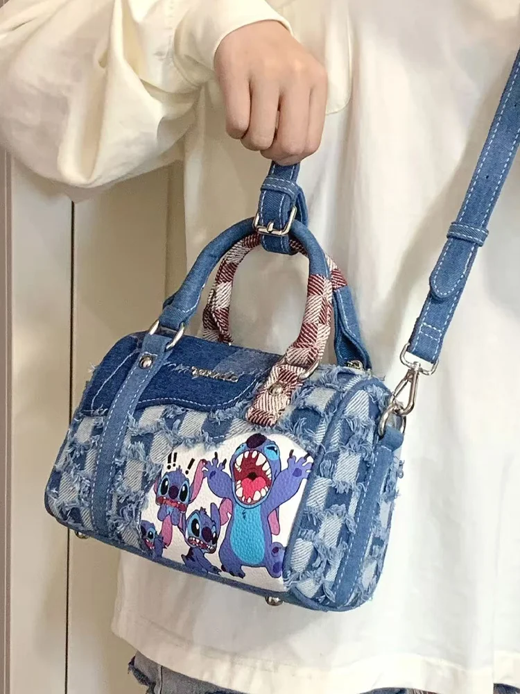 Zerrissene Denim-Tasche mit Cartoon-Stich, gespleißte diagonale Kreuztasche, handgehaltene Kissentasche, Denim-Boston-Tasche