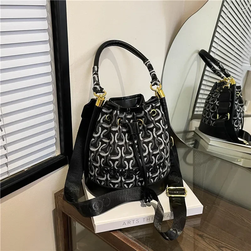 

Новое поступление 2023 года, женская сумка в виде кубика куриной лапки - плиссированная веревка премиум-класса, шикарная нишевая сумка через плечо/через плечо