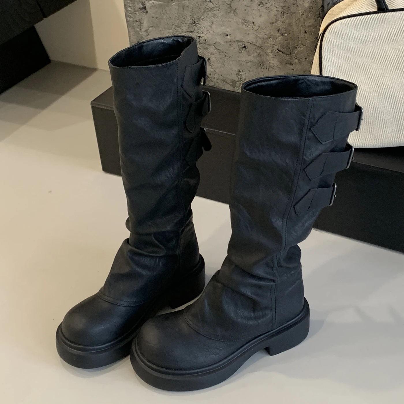 

Aneikeh, осенне-зимние модные женские сапоги до колена в стиле панк с узким ремешком и пряжкой, винтажные туфли на низком квадратном каблуке с круглым носком