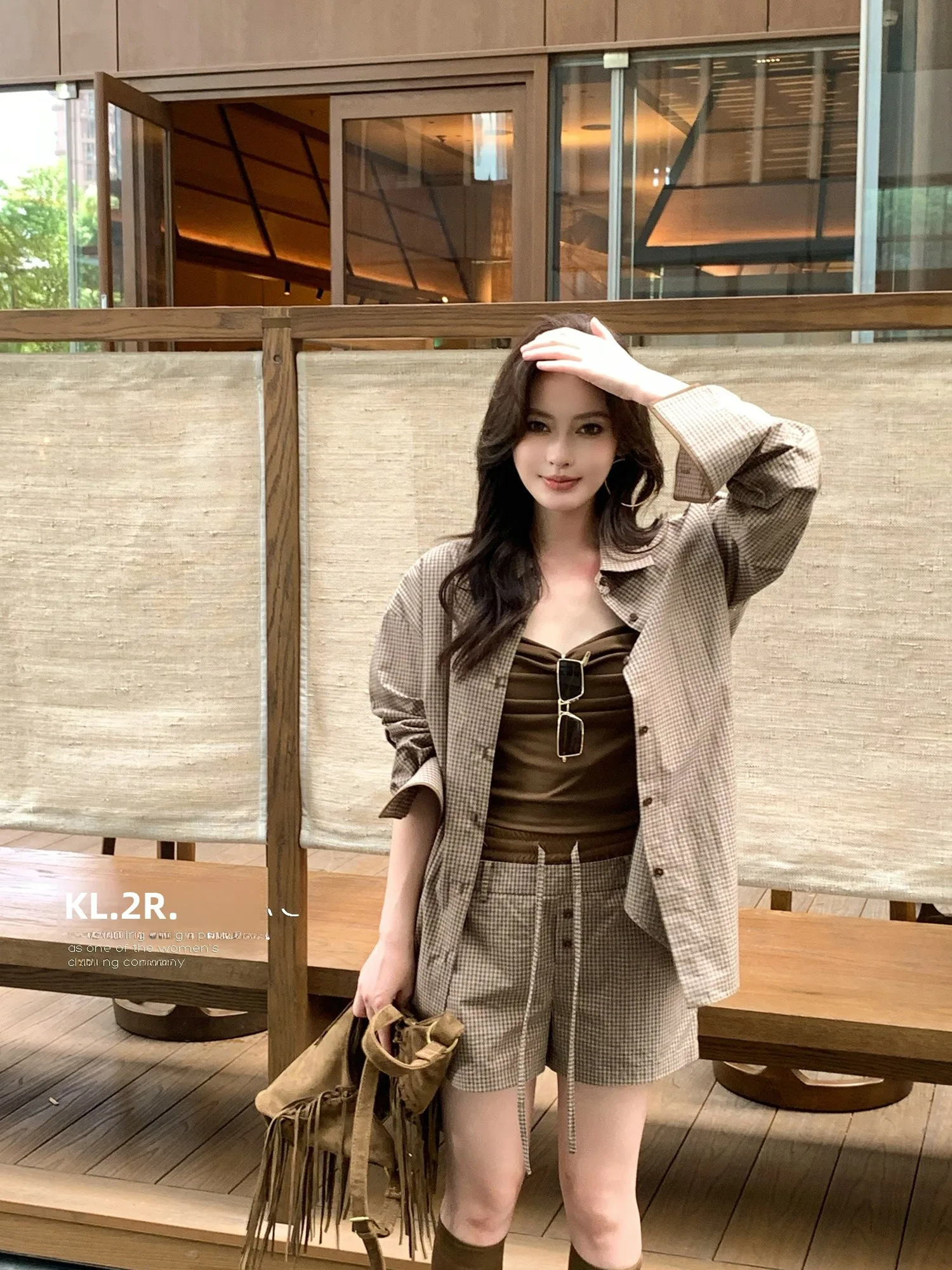 

Женский модный комплект KAS: повседневная свободная рубашка в стиле ретро в клетку из чистого хлопка с длинным рукавом и шорты с цветными блоками и завязками на талии