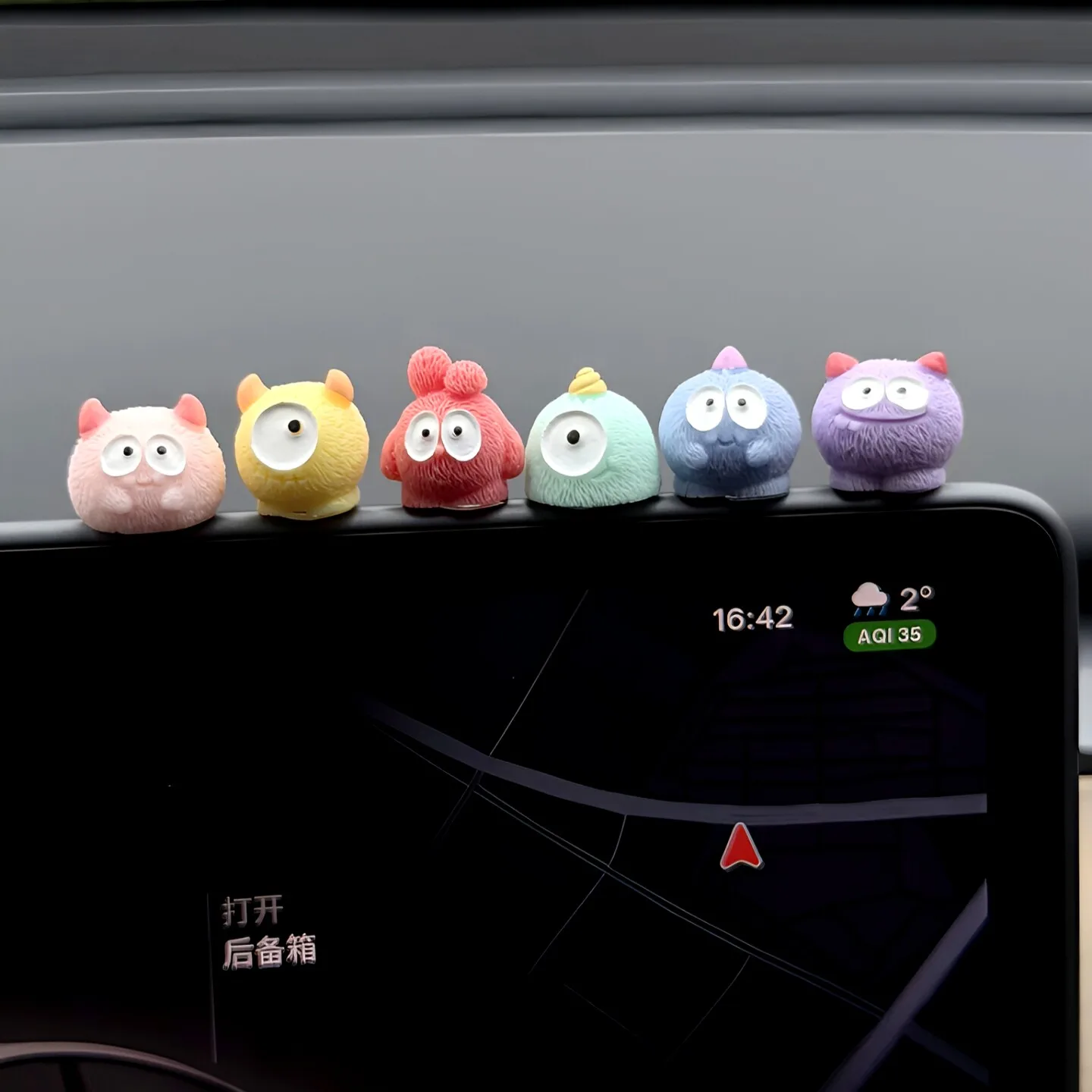 6 Stück Niedliche Flauschige Monster Auto-Armaturenbrett-Ornamente Bunte Mini-Cartoon-Figuren Auto-Innendekor-Accessoires für den Schreibtisch – Detail 3