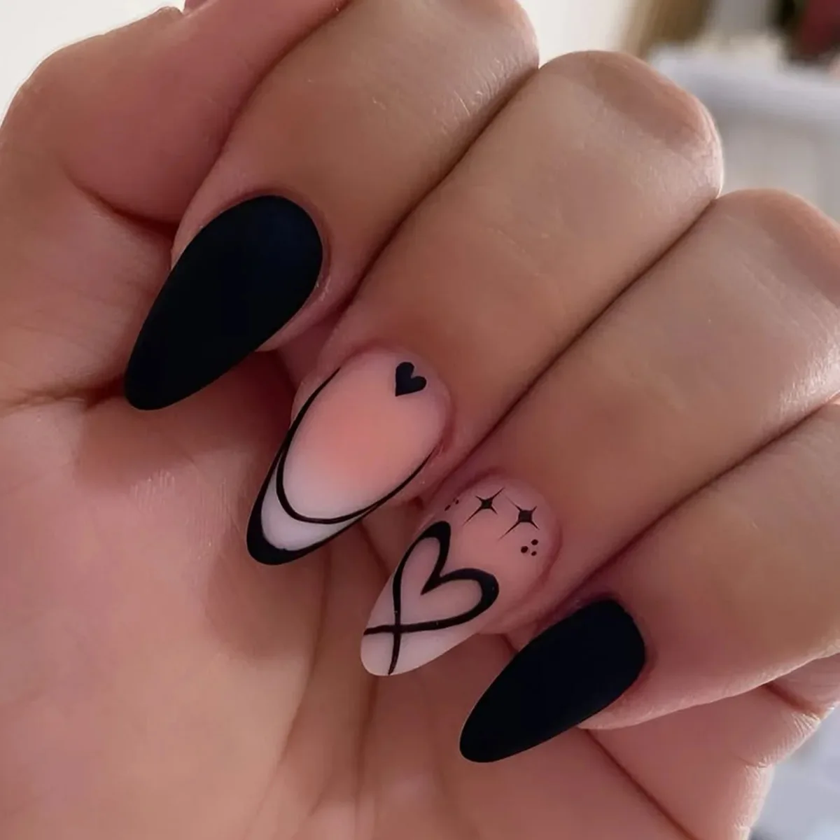 아몬드 블랙 매트 가짜 손톱 손톱에 착용 가능한 프레스 솔리드 컬러 여성용 거짓 손톱 소녀 DIY 매니큐어 일일 파티 사용 24Pcs