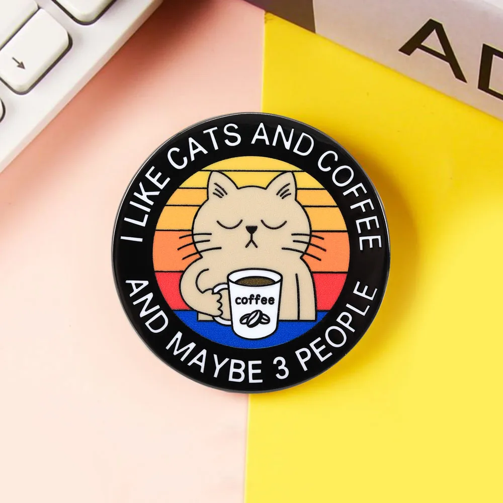 Ich mag Katzen und Kaffee und vielleicht drei Leute. Niedliche Brosche mit fauler Katze, die eine Kaffeetasse hält. Retro-Sonnenuntergang-Pin. Schmuckgeschenk für Katzenliebhaber. – Detail 13