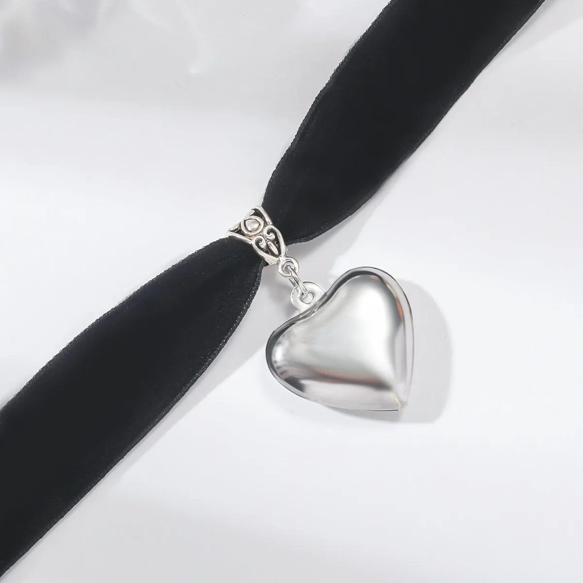 Punk Silver Color Heart Pendant Black Velvet Choker Necklace for Women Charm Collar Neck Decoration Party Jewelry New Year Gift