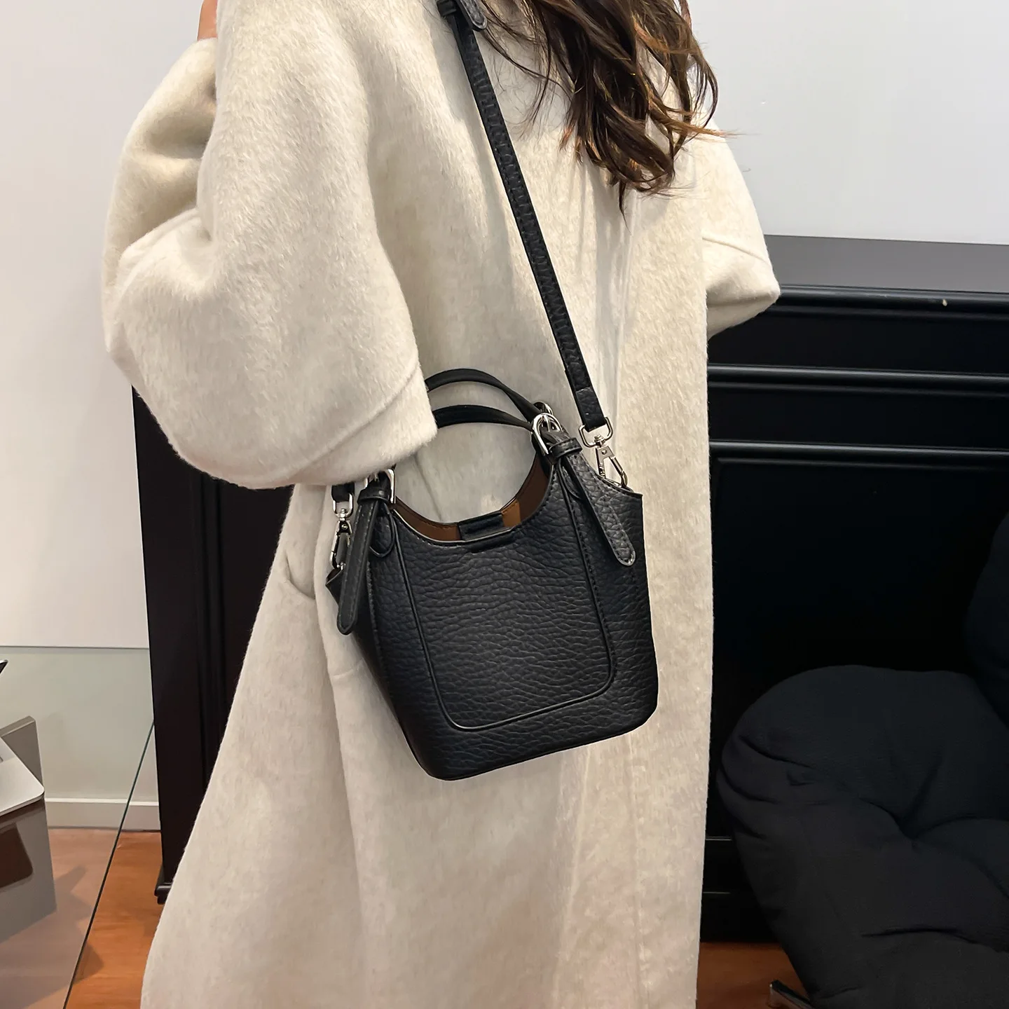 

2025 Autumn Winter Niche Bucket Bag, Minimalist Top Handle Purse for Women, Versatile Commuter Crossbody, Chic Day to Night Tote