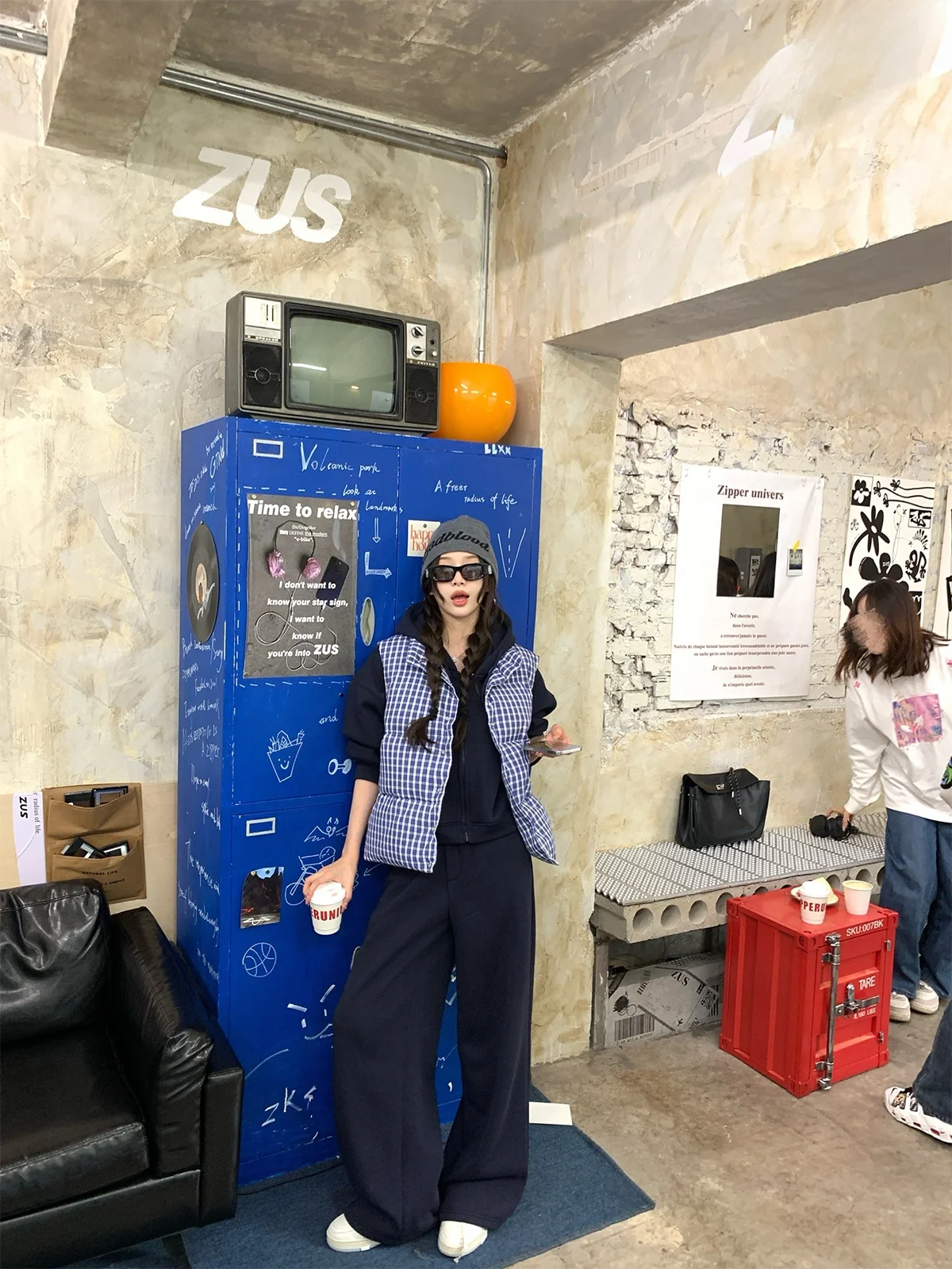 

Комплект: повседневный клетчатый пуховый жилет и толстовка из флиса 90% (Jennie Sle) – женский модный ансамбль из осенне-зимней коллекции