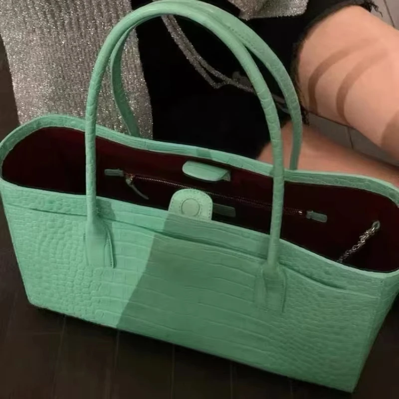 Crocodile-embossed Tote Bag Large Capacity Elegant Green Shoulder Handbags for Woman Elegant Pu Leather Bags Genuine Luxury view 2