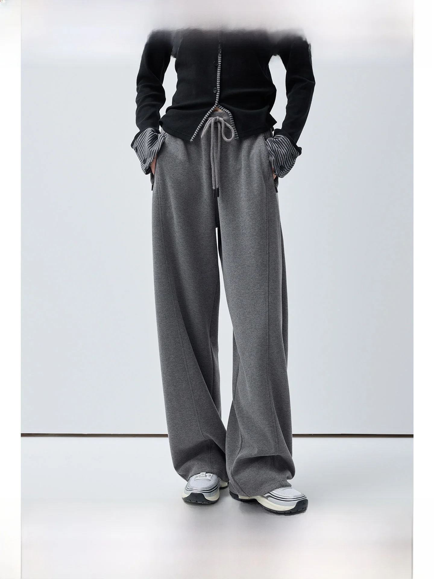 

Брюки с высокой талией и драпировкой для женщин больших размеров, весенние, универсальные, свободного кроя, с деталями на карманах, из дышащей тканой ткани.