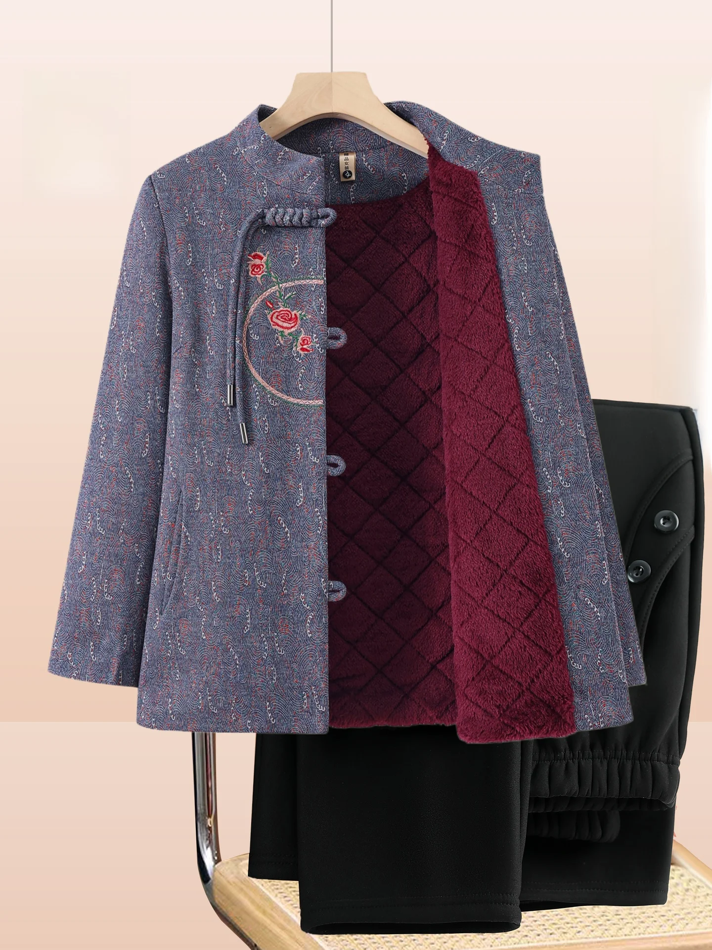 

Теплая зимняя куртка с флисовой подкладкой и воротником-стойкой для женщин: уютный осенне-зимний наряд для мам, модная одежда для женщин среднего и старшего возраста.