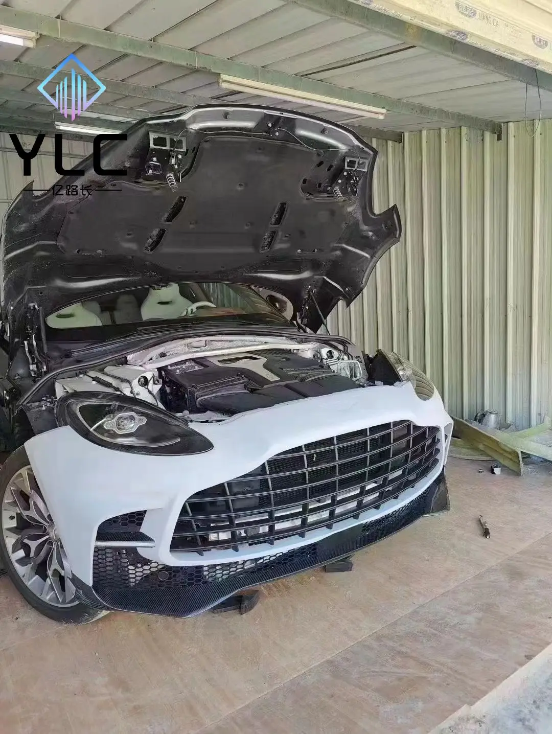 YLC per Aston martin DBX Body Kits 707 Stile Parti in fibra di carbonio a secco All'ingrosso della fabbrica DBX Paraurti per auto Kit carrozzeria per auto Aggiornamento 707