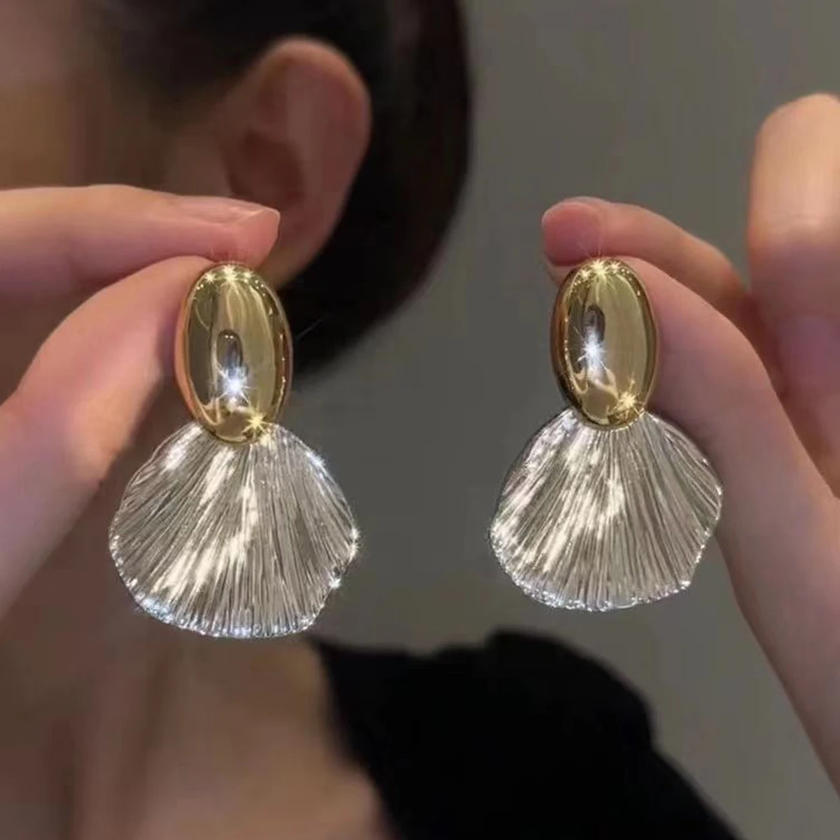 Luxury Metal Fan Shape Drop Earrings Gold Silver Two Tone Textured Shell Ear Jewelry for Ladies Dating Gift