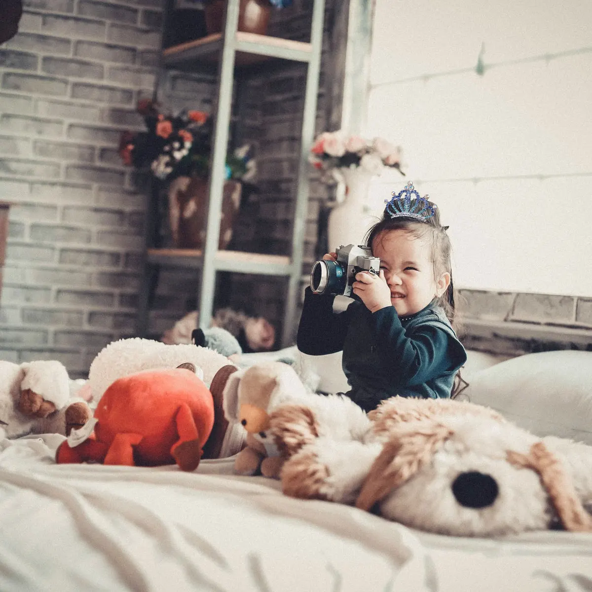 

Stylish Kids Crystal Crown Comb Durable Lightweight Tiara Headdress For Girls Party Birthday Prom Decoration Blue