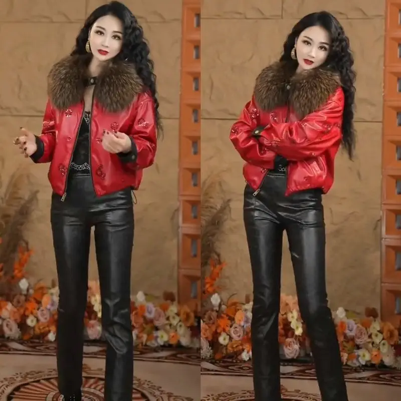 

Утепленная кожаная куртка с красным меховым воротником, высокая талия, эффектный силуэт, повседневное женское зимнее пальто