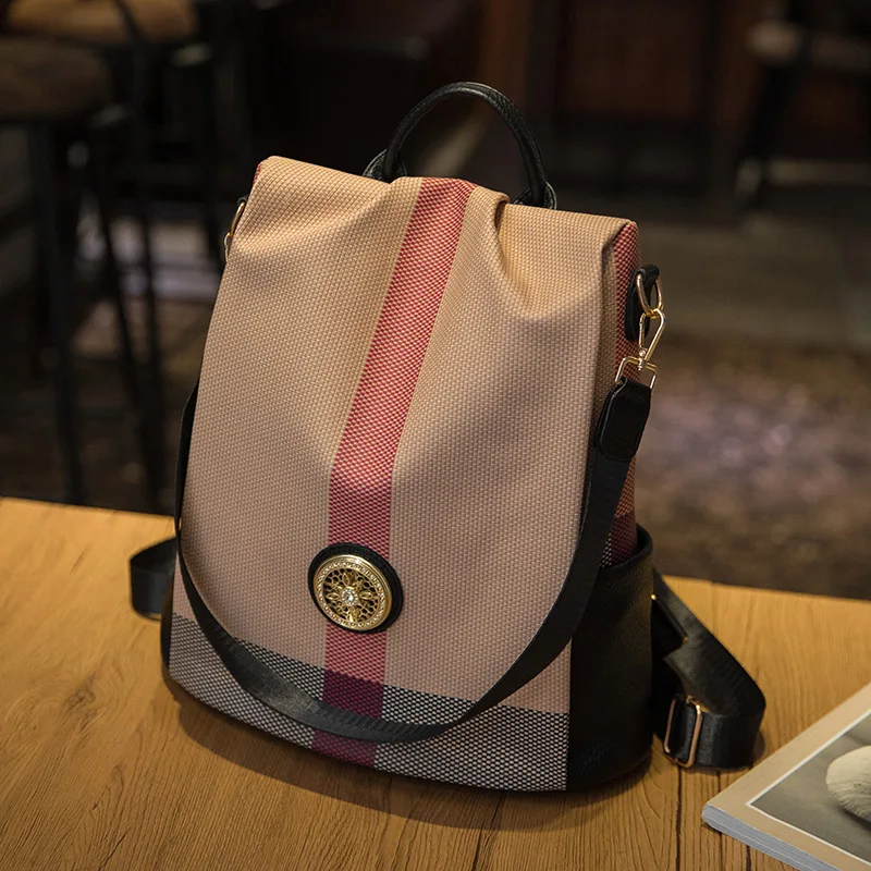 

Популярный женский рюкзак 2025 года — винтажная металлическая пряжка, простой стиль High-Sense, подходит для путешествий/компьютеров, подходящих свитеров и чиносов