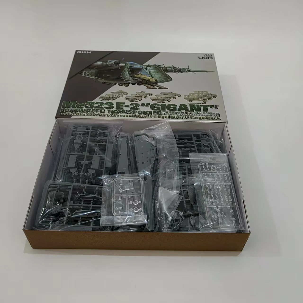 

Комплект масштабной модели самолета в сборе L1013 1:144 немецкий Me323 E-2 Giant Transport (с/4 транспортными средствами) от Great Wall Hobby