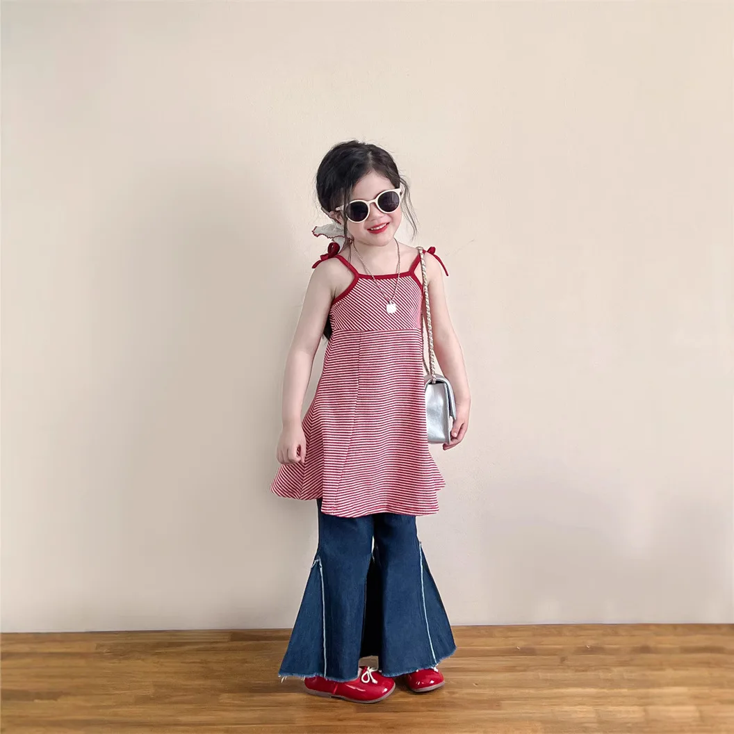 بدلة بناتي لصيف 2025 ملابس أطفال جديدة للفتيات الصغيرات تنورة بحمالات بفيونكة مجوفة من الخلف بحافة فروي سراويل جين متوهجة مجموعتين #4