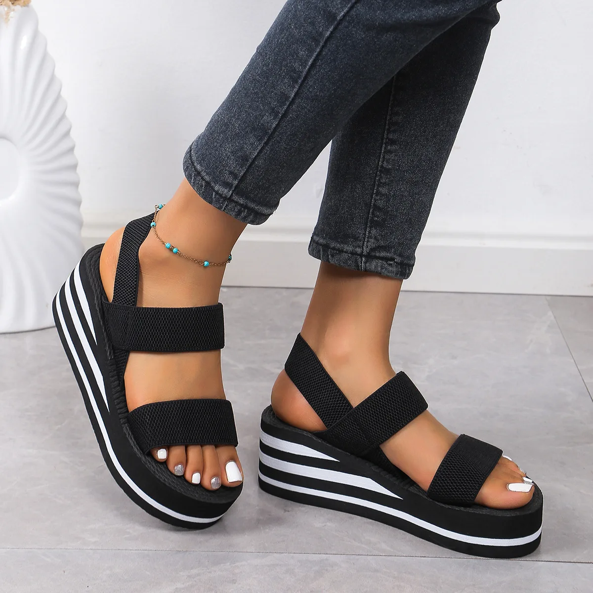 Minimalistische Keilsandalen für Damen, offene Zehenpartie, dicke Sohle, Plateau-Freizeitsandalen, Knöchelriemen, Slingback-Sandalen, einfarbig – Detail 4
