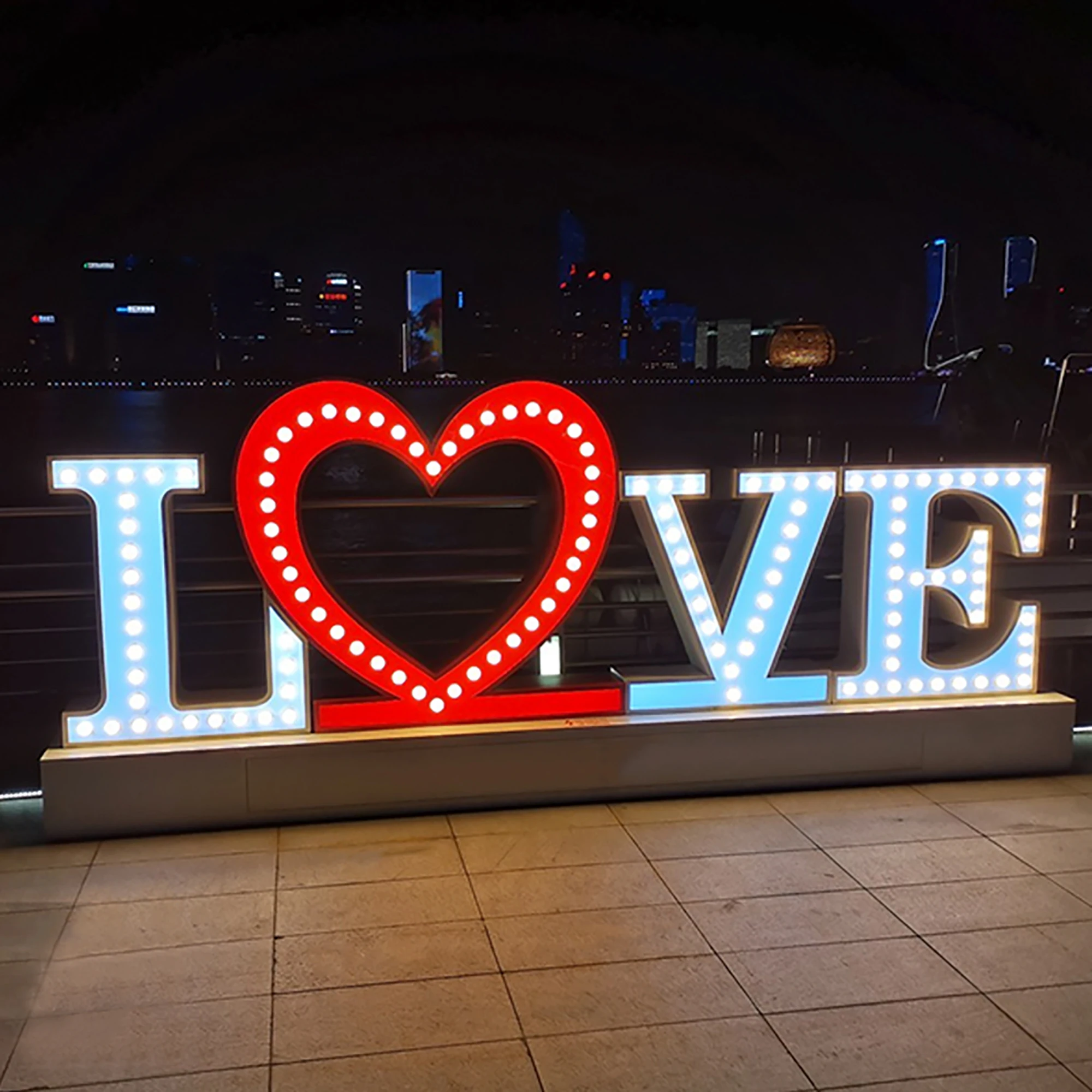 Segni di lampadine illuminate personalizzate marquee love letters wedding bar outdoor retro LED sign per beer bar shop building