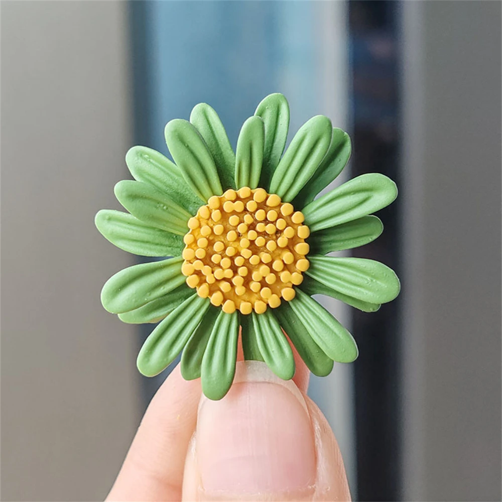 2024 New Japanese Alloy Daisy Simple Cute Temperament Colorful Female Corsage Small Fresh Pin