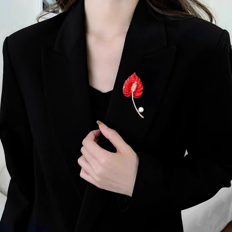 New Exquisite Temperament Calla Lily Brooch Fashion Metal Lapel Pins Women Versatile Shiny Corsage Clothing Accessories Gifts