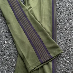 Düz erkek ve kadınlarla zeytin yeşili üst gündelik giyim üzerine işlemeli Carhartt, 1: 1 Etiketli, Koşucu, pantolon, çizgili, kordonlu, 2024ss zeytin yeşili pantolonlarda 12 büyük satış-no. 9