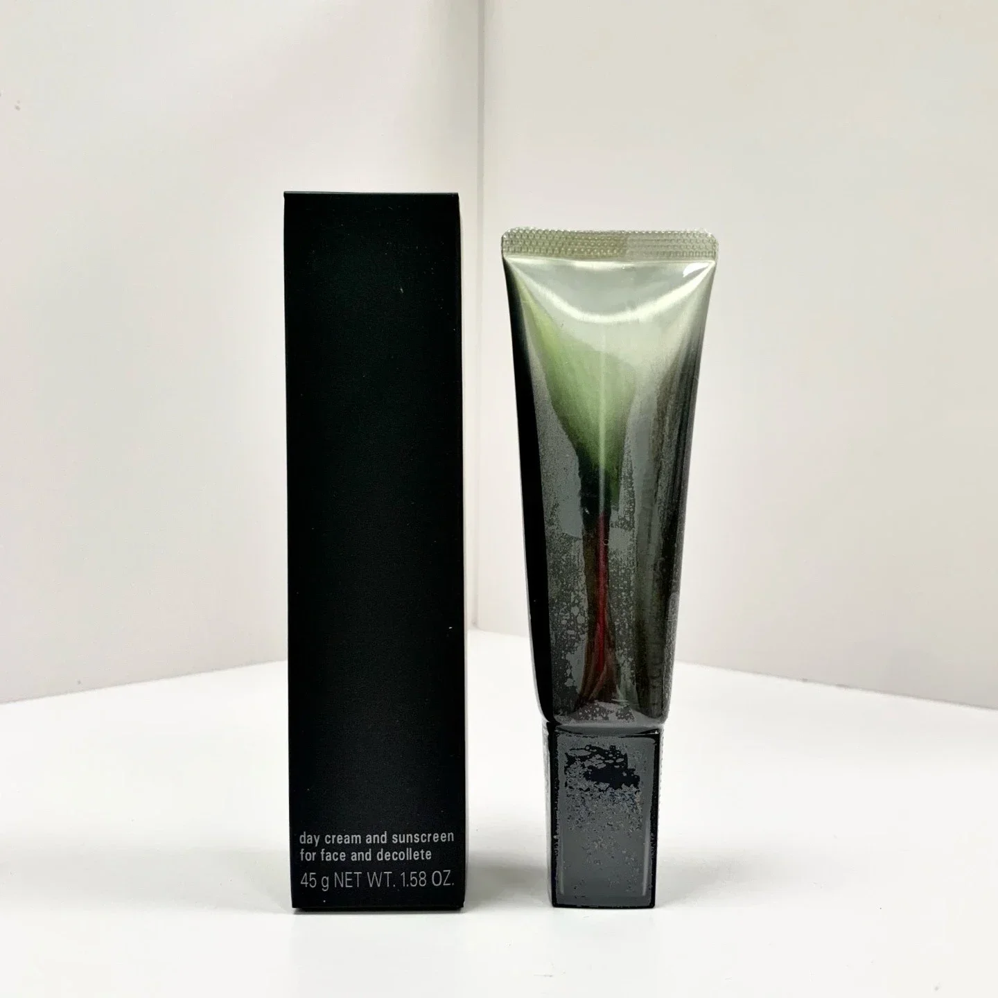 

Дневной крем и солнцезащитное средство для лица и декольте, 45 г, УФ-защитный крем SPF 50+