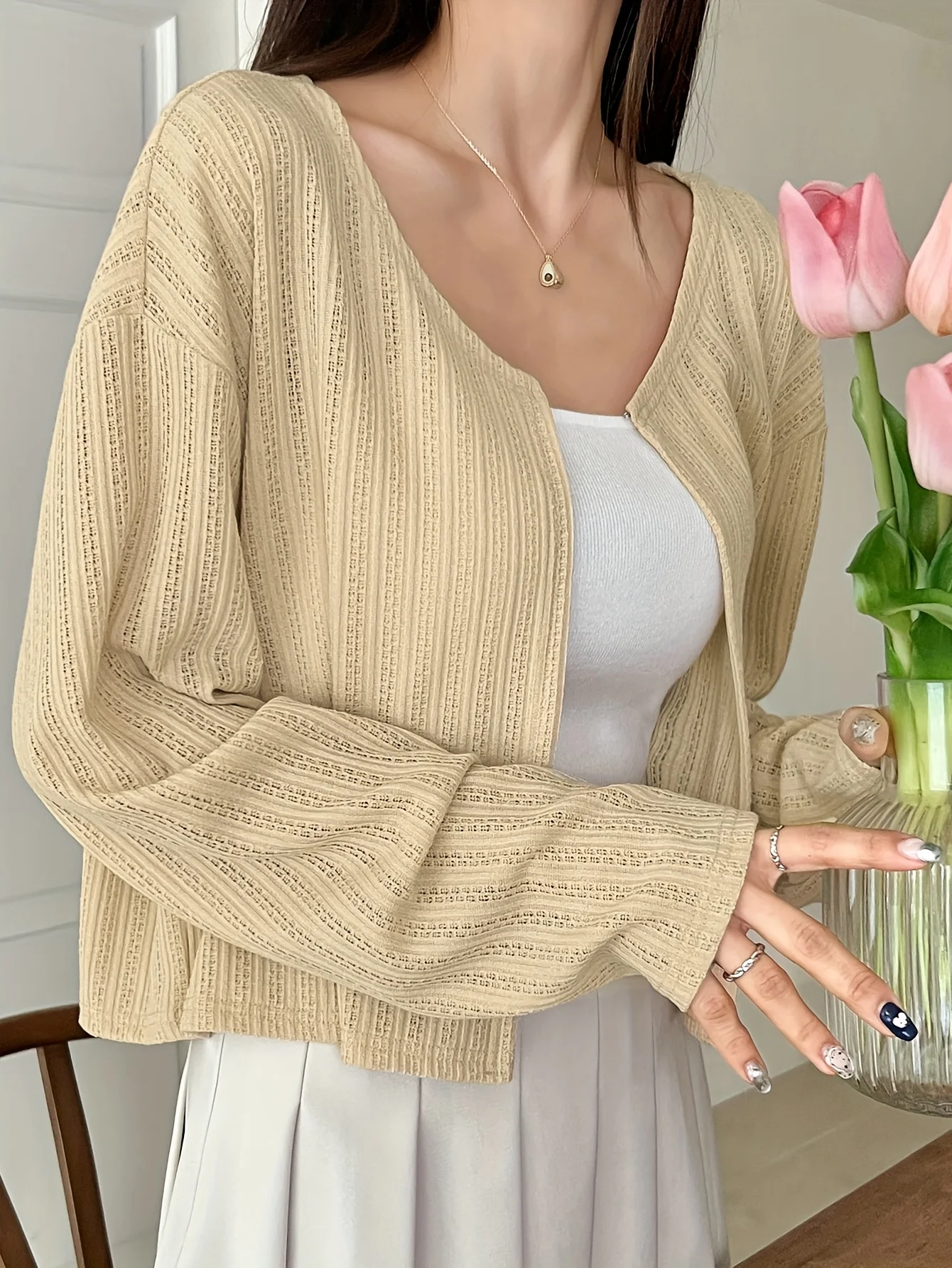 

Женский бежевый укороченный кардиган с открытой передней частью - прозрачный легкий повседневный топ в рубчик с длинными рукавами