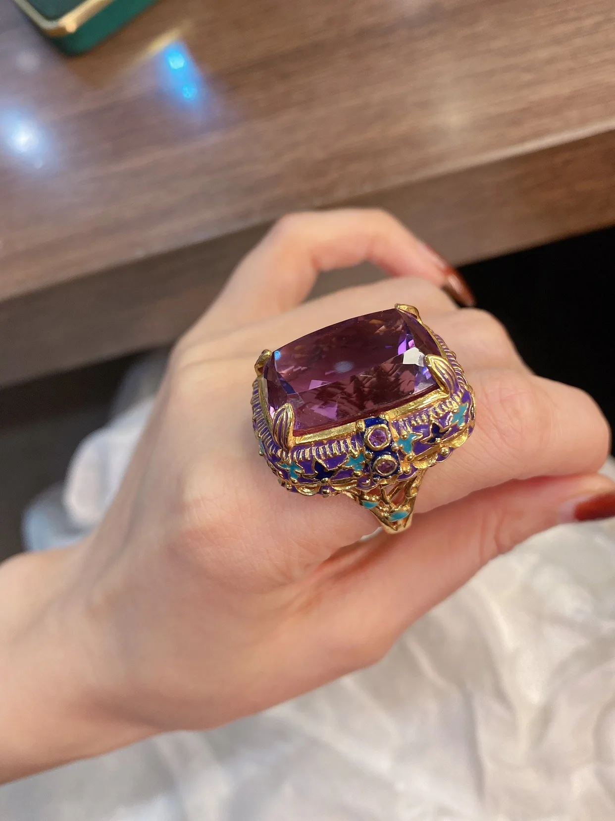 Italienischer Retro-Ring mit vergoldeter Emaille, Perlenimitat und natürlichem Amethyst, Anhänger, Braut-Hochzeits-Set – Damenschmuck – Detail 7