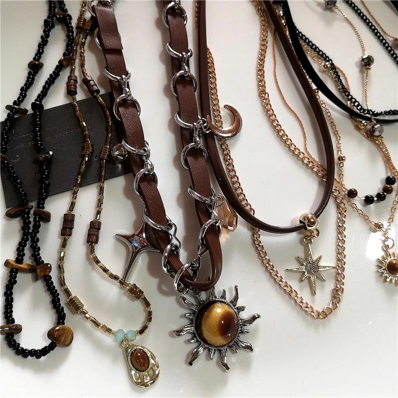 خمر الجلود البني حجر الشمس قلادة مطرز المختنق سلسلة الترقوة قلادة للنساء فريد Y2K شخصية الجرونج مجوهرات