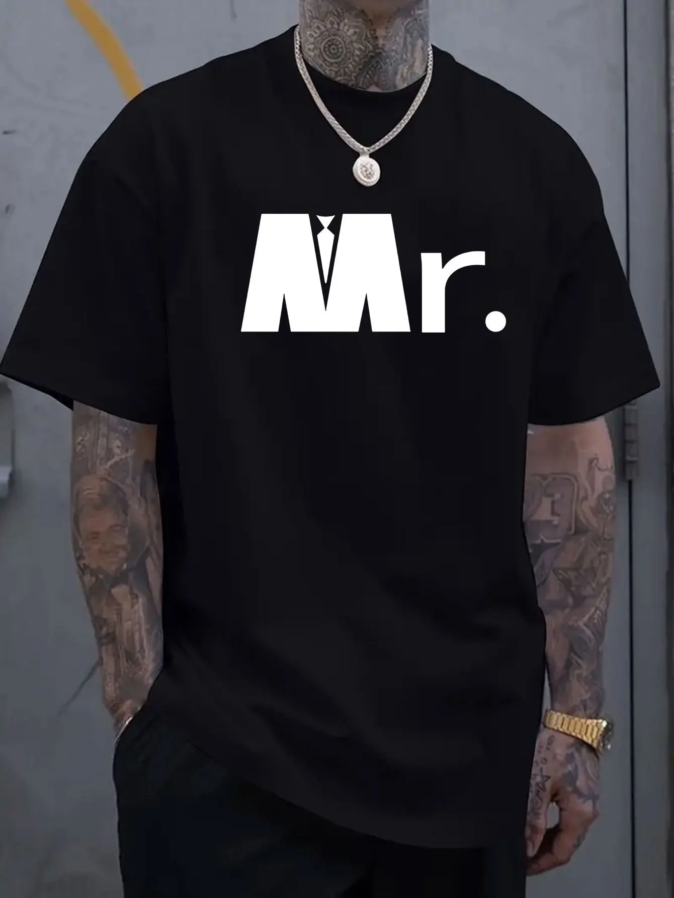 

'Mr'. print, elegant black tie, simple and fashionable, pattern print, men's T-shirt, short sleeved top