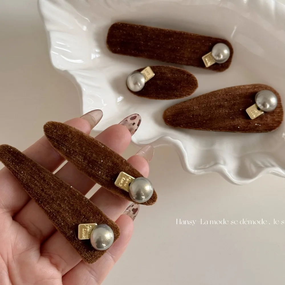 Vintage Brown Velvet Hair Clip with Pearl and Gold Color Flake for Bangs Styling Elegant Non Slip Barrettes Women Girls Daily