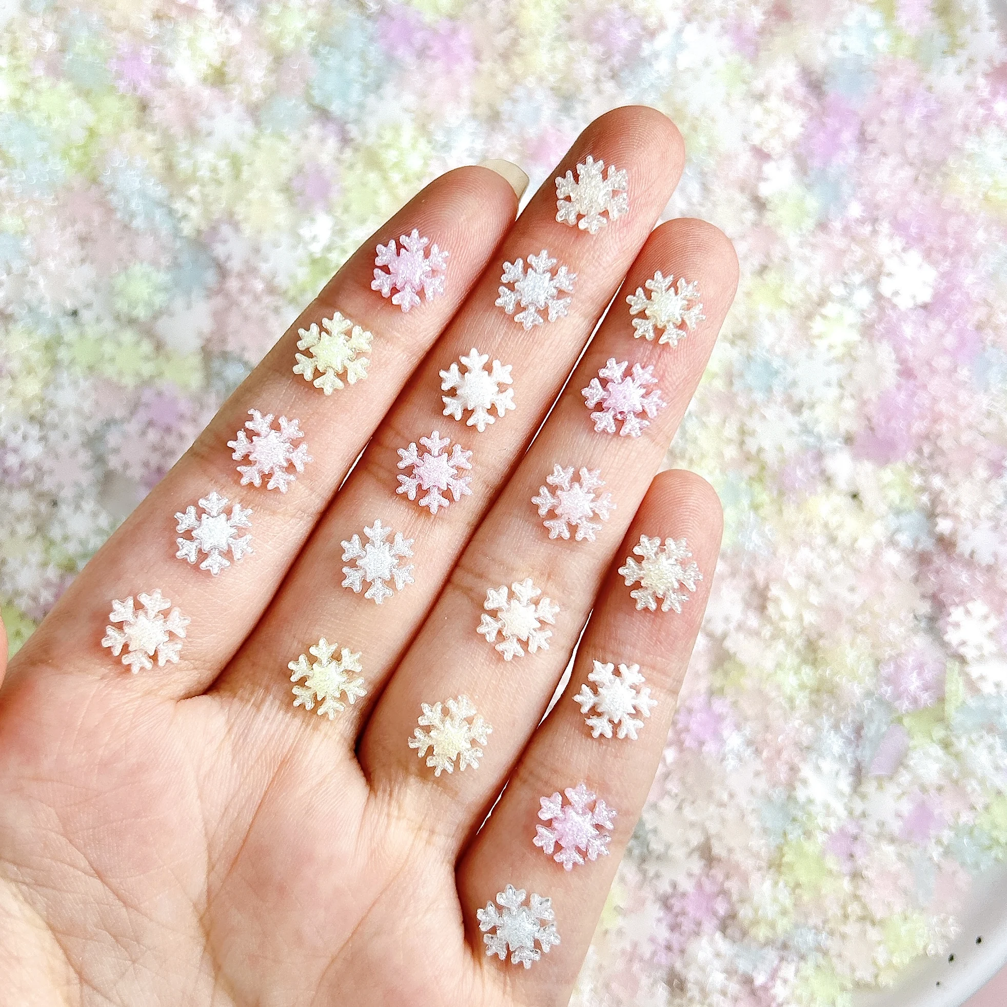 60PCS Macaron สีหวานเกล็ดหิมะเรซิ่นเล็บ Charms Luminous Dreamy ประกายเกล็ดหิมะตกแต่งเล็บสําหรับ DIY เล็บ