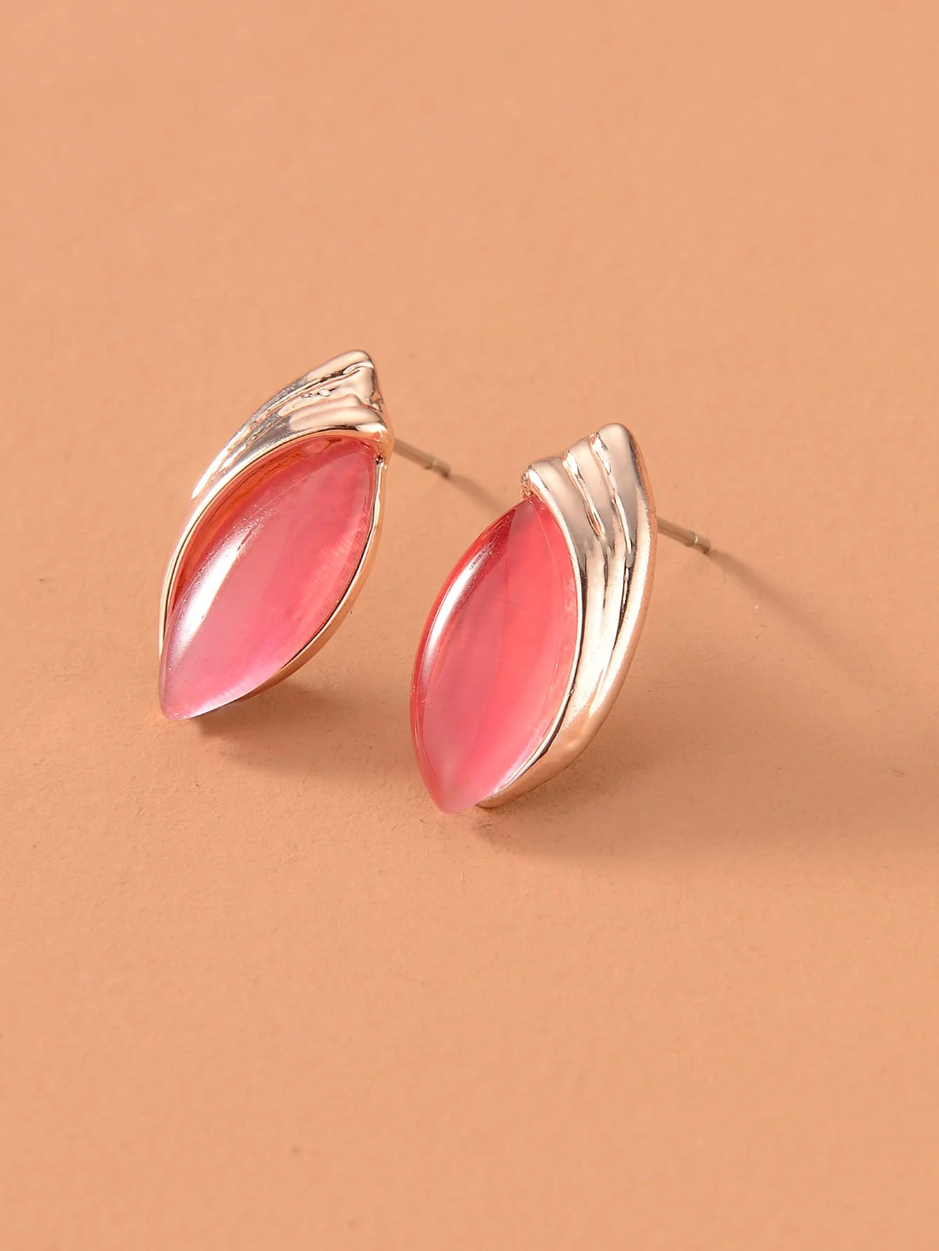 

Water Drop Shape Stud Earrings With Pink Resin Stone