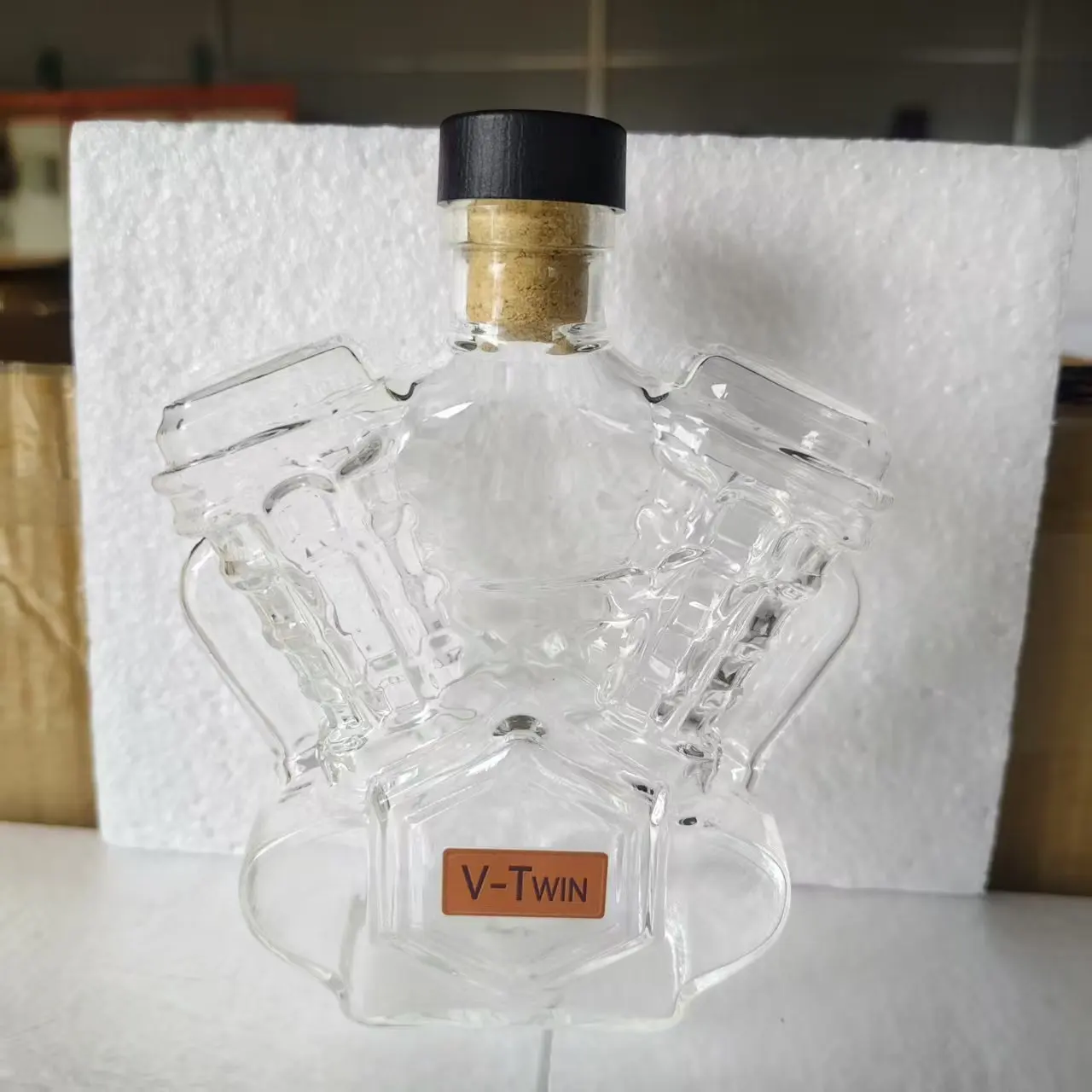 زجاجة ويسكي زجاجية عالية البورسليكات زجاجة محرك الدراجة النارية على شكل حرف V زجاجة ويسكي محرك مزدوج ملحقات البار الجديدة