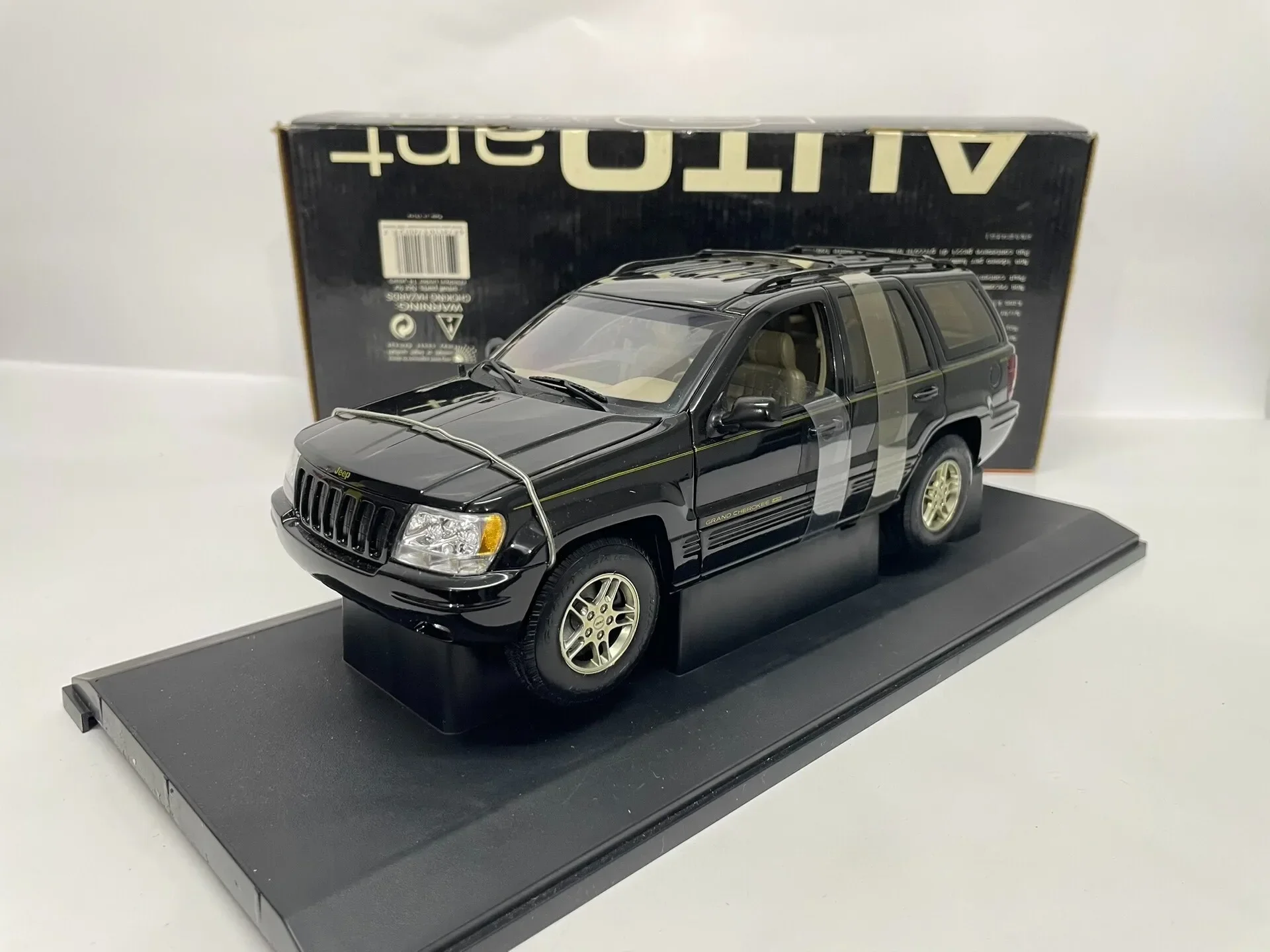 

Модель автомобиля Autoart 1:18 Grand Cherokee SUV, черная, имитационная, лимитированная серия, полностью открывающаяся, из металлического сплава, статическая, игрушка-подарок
