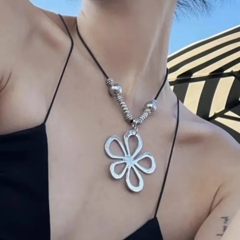 Retro Hollow Flower Round Bead Pendant Necklace for Women Fashion Ethnic Style Collarbone Chain Exaggerated Jewelry Accessories