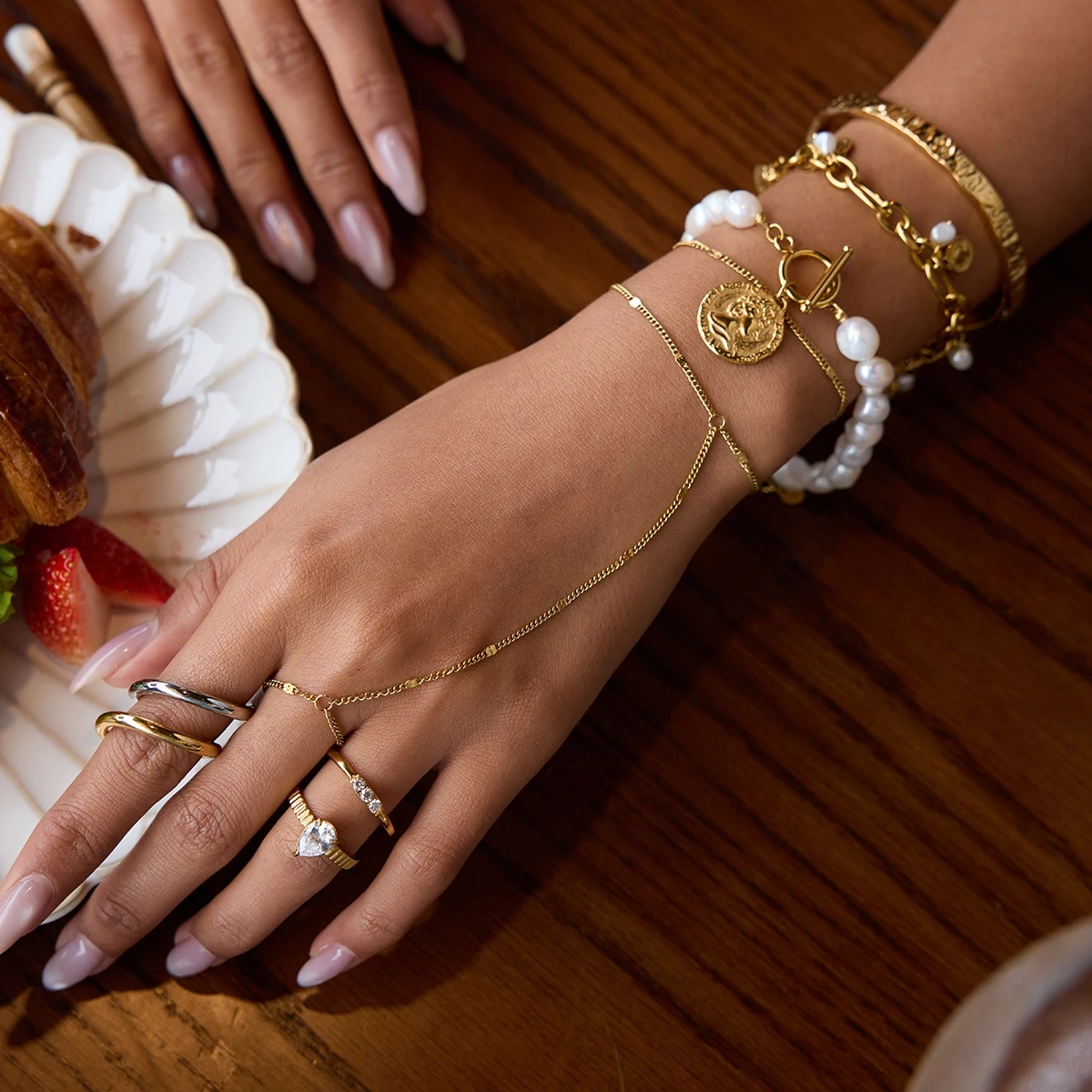 

AIKOER 18K Gold Color Plated Stainless Steel Freshwater Pearl Round Coin Pendant Bracelet Hammer Pattern Bracelet Women's Jewelr