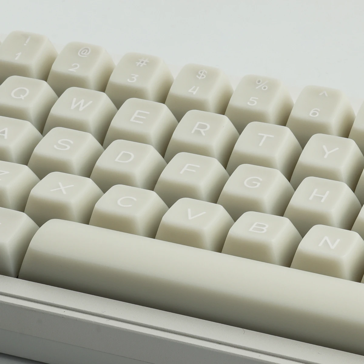 PBT Keycaps ปุ่มกดหินอ่อนสีขาว 142 คีย์ SA นมสีขาวโปร่งแสงคีย์บอร์ด Keycaps สําหรับแป้นพิมพ์เครื่องกล