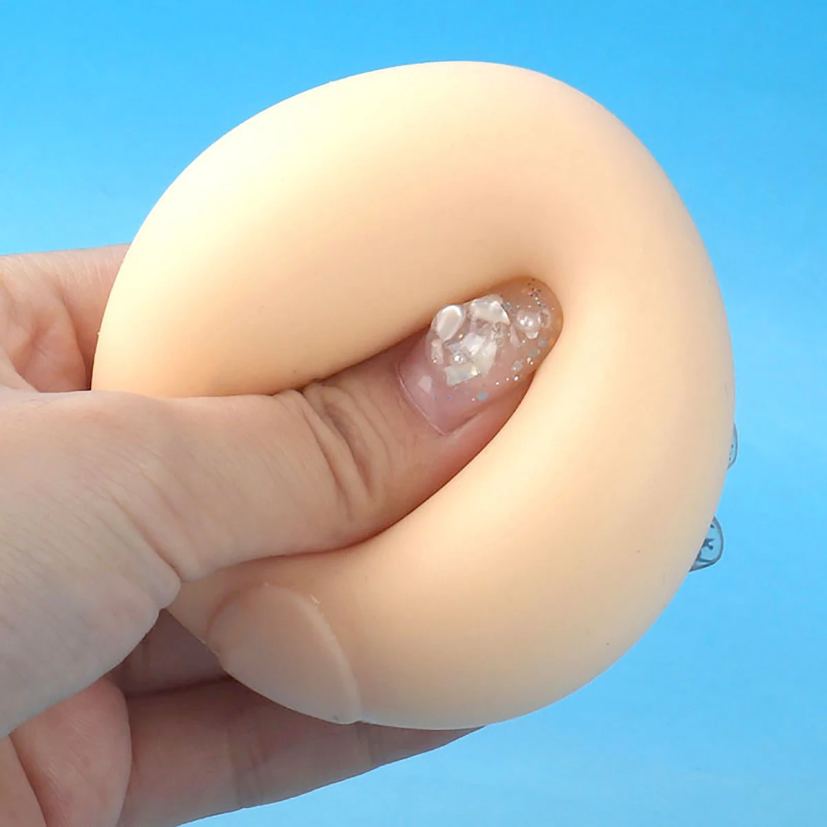 Creative simulation of egg kneading, pressure relief and release, non shattering egg squeezing ball