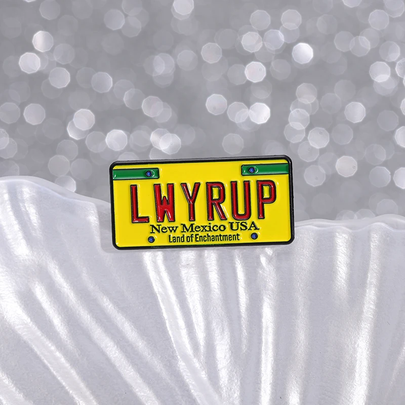 Film- und TV-Nummernschild-Emaille-Pins, lustige Popkultur-Broschen, New York, Kalifornien, Texas, Abzeichen, Schmuck, Geschenk für Filmfans – Detail 7