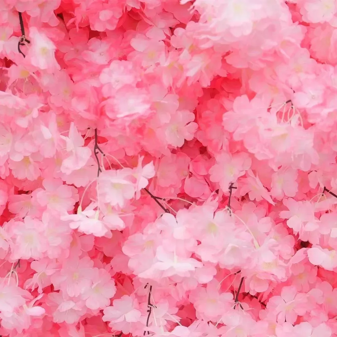 Muro di fiori di ciliegio artificiale rosa, parete floreale in materiale di seta di facile installazione, decorazione fotografica sullo sfondo del