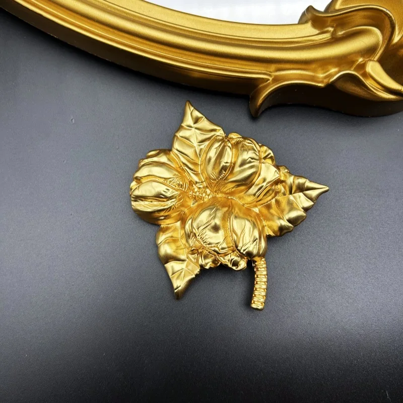 

High Quality Vintage Fashion Embossed Three-dimensional Flower Style Gold-plated Brooch Corsage Accessories For Women