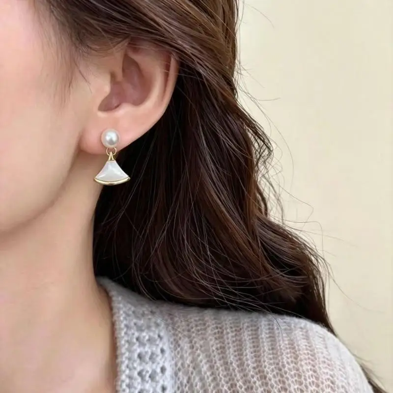 French-Style Gentle Pearl Fan-Shaped Earrings, Versatile and Elegant Ear Accessories, Suitable for Work and Dates, Light Luxury