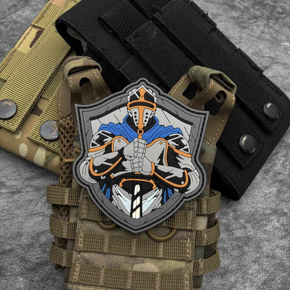Blauer Umhang-Rüstungs-Muster-Patch, im Dunkeln leuchtendes PVC-Material, Armabzeichen mit Klettverschluss, dekorativer Aufnäher für Taschen und Kleidung, kostenlose Filz-Rückseite als Applikation