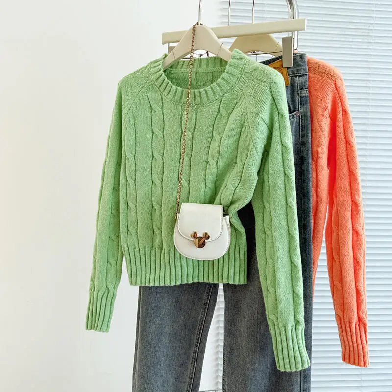 Modny sweter damski na jesień i zimę 2025 w stylu koreańskim, retro, krótka dzianina o luźnym kroju, uniwersalny, z efektem warkoczy.