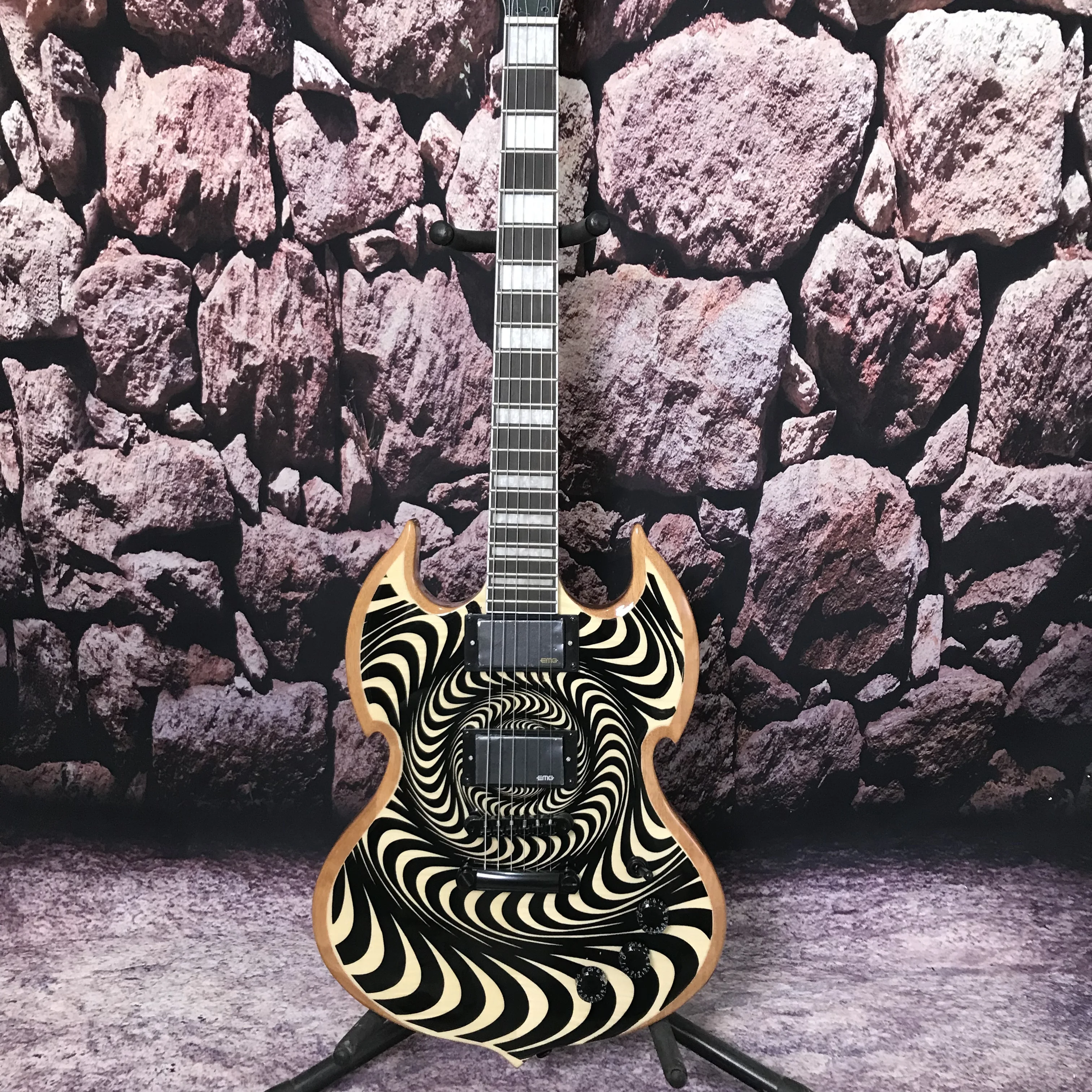 

Заводская настройка 6-струнная электрогитара натурального цвета Вихровой цвет в тигровую полоску Корпус из красного дерева Быстрая доставка