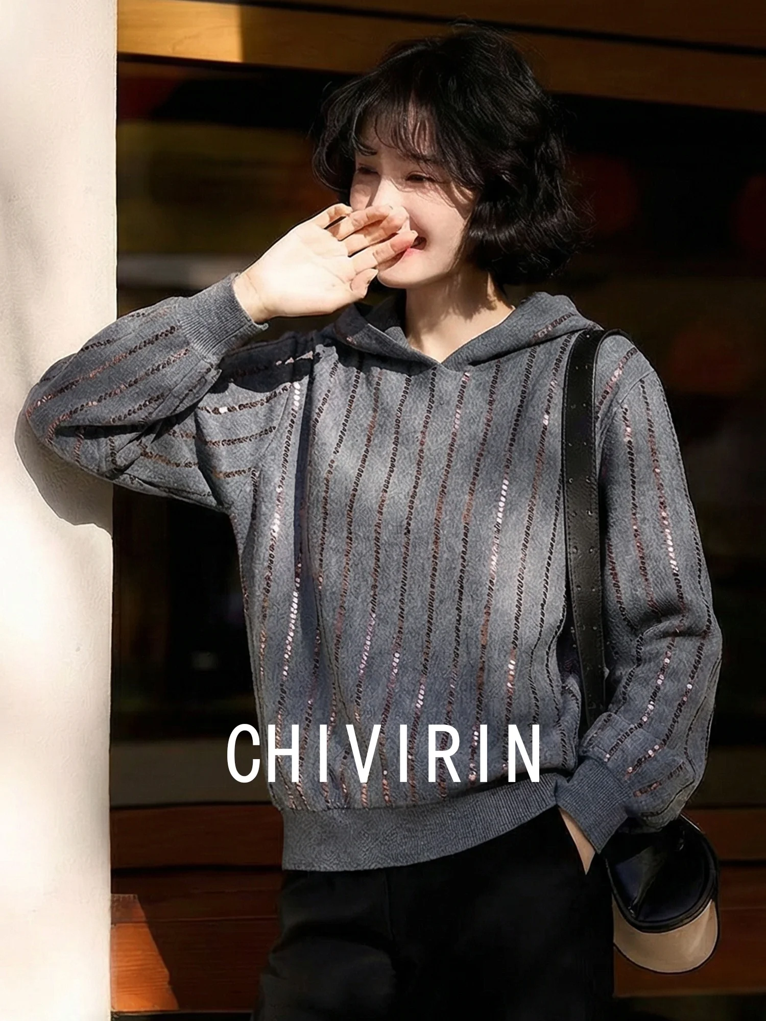 

Повседневная женская толстовка Chivirin с блестящими полосками, удобная свободная куртка для весны и осени, для ежедневных поездок, антивозрастная, износостойкая.